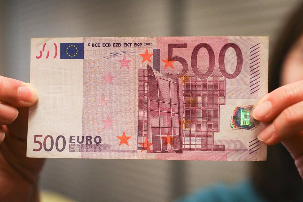 R. FICO: Poukážky na 500 eur a ich viazanie na masáže je výsmechom seniorov