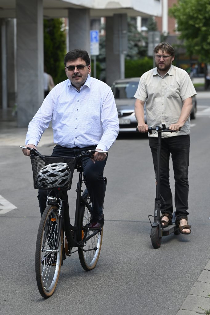 Zamestnanci mestského úradu chodia do práce na bicykloch a kolobežkách. Kúpila im ich samospráva