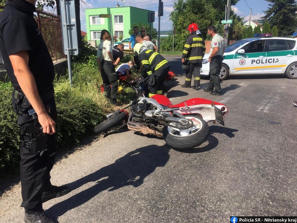 Motocyklista unikal hliadke, vo vrecku mal podozrivú látku