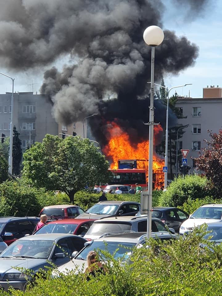DOPLNENÉ FOTO: Zhorelo nákladné auto, na vine bola vysoká teplota a brzdenie