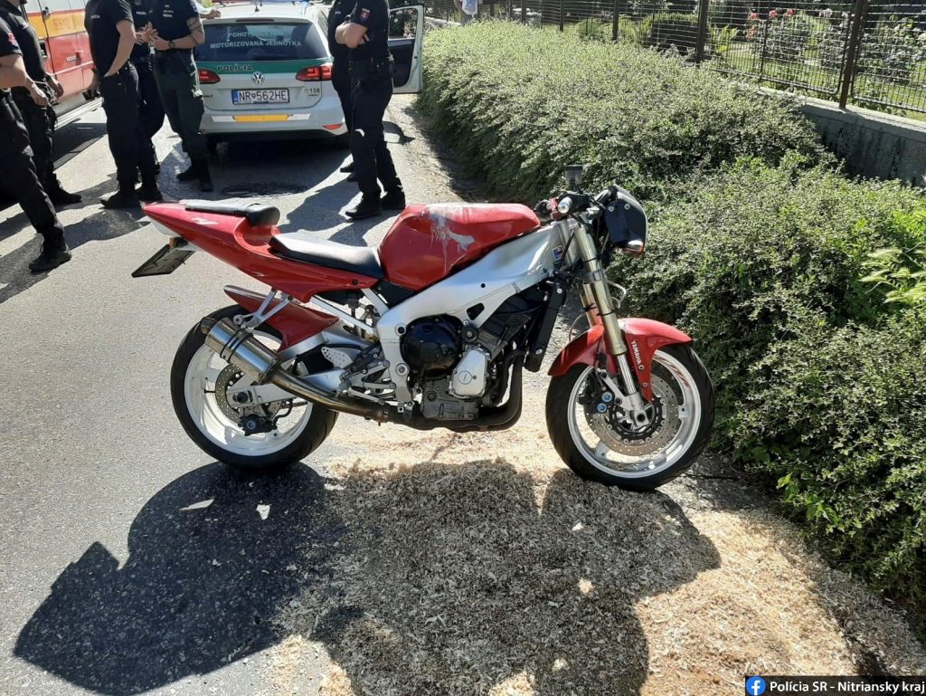Motocyklista unikal hliadke, vo vrecku mal podozrivú látku