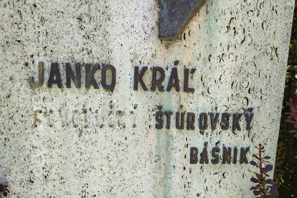Janko Kráľ v Nitre: Cenzúra či vandalizmus? Kto odstránil z pamätníka slovo "revolučný"?