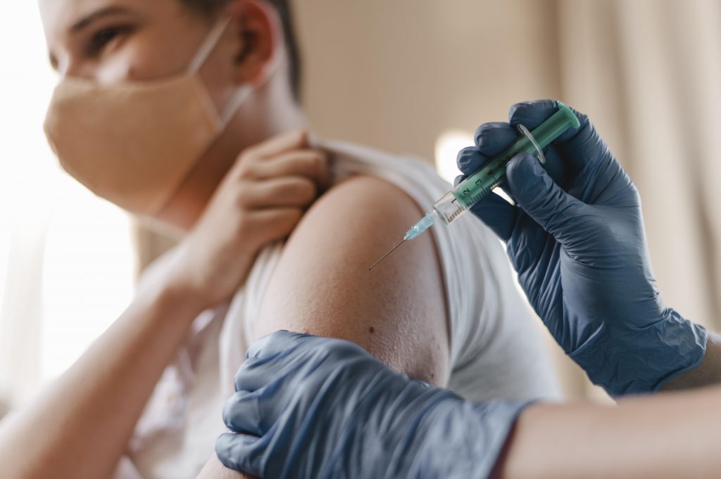 Poškodenie očkovaním je závažnejšie, než sa očakávalo – klienti sa sťažujú na bezradnosť lekárskej profesie