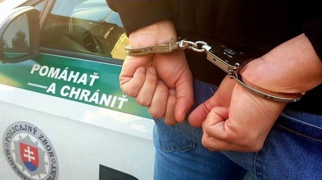 Nitra: Hliadka PMJ zadržala v Nitre po prenasledovaní auta dve hľadané osoby