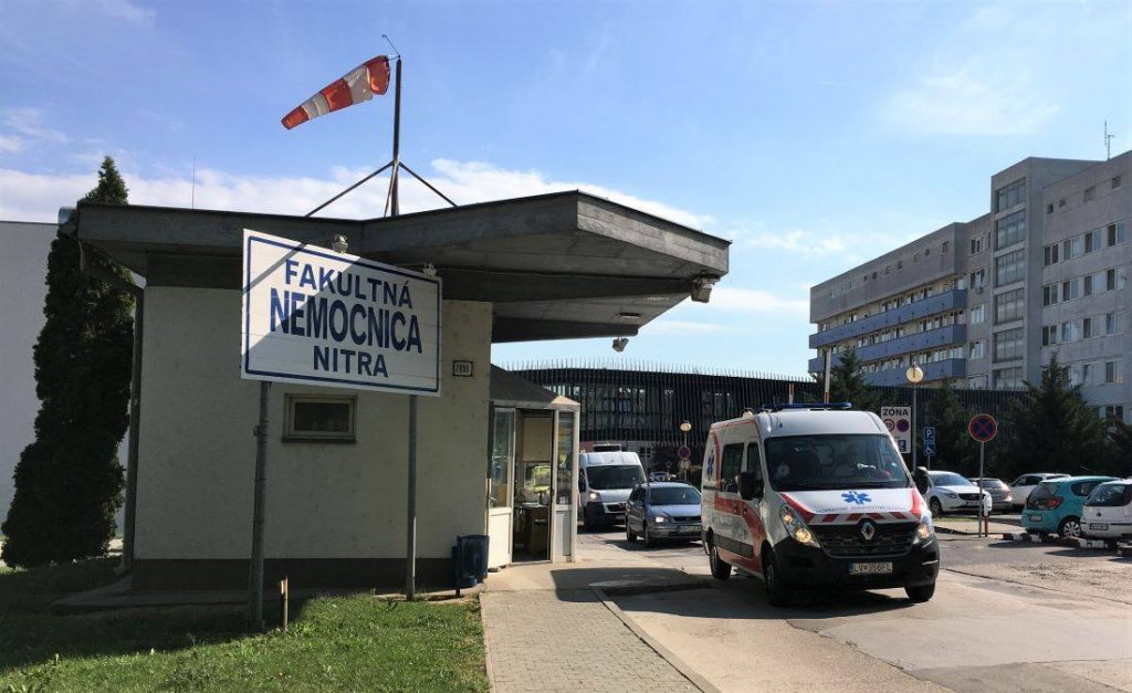 DNES: Nemocnica obmedzuje plánované operácie, pribúdajú pacienti s COVID-19