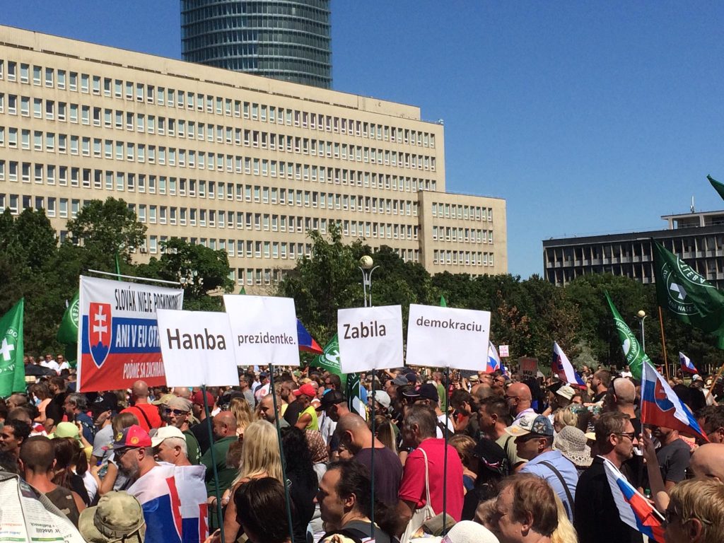 V Bratislave ľudia protestovali proti očkovaniu a zotročovaniu