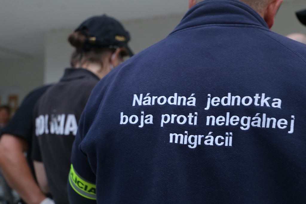 V Piešťanoch a okolí je policajný zásah proti nelegálnemu pobytu cudzincov (FOTO)
