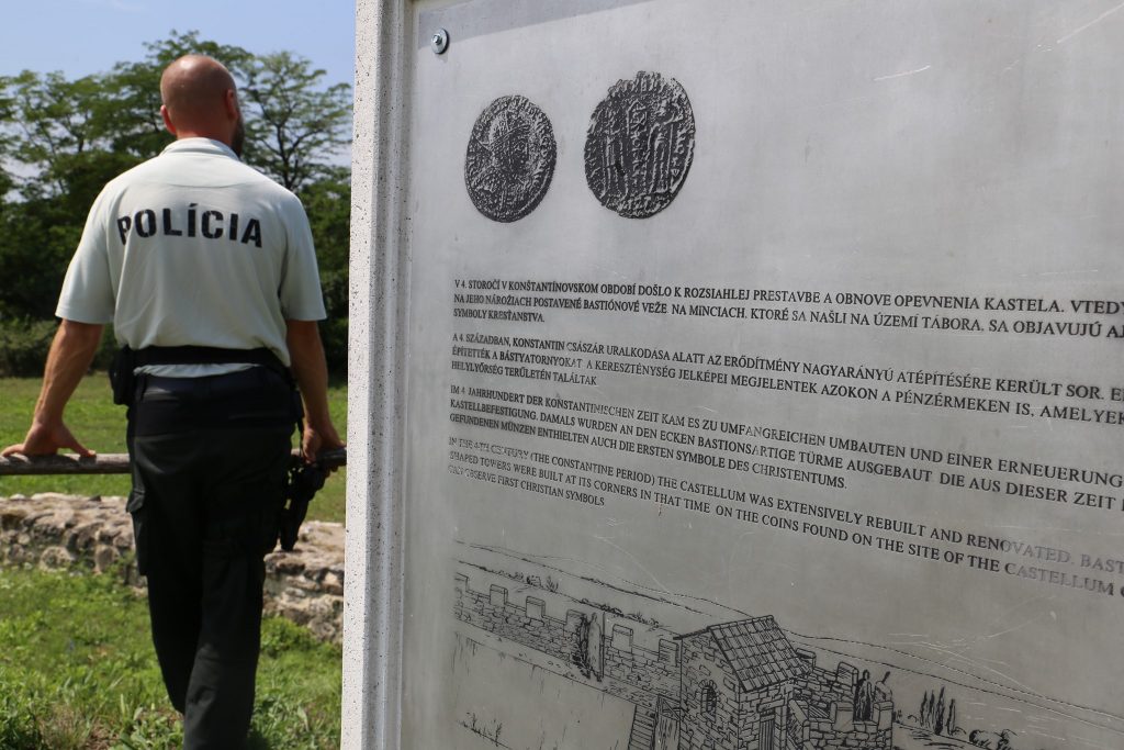 IŽA: Policajti hľadajú s archeológmi zvyšky rímskeho tábora pri Dunaji