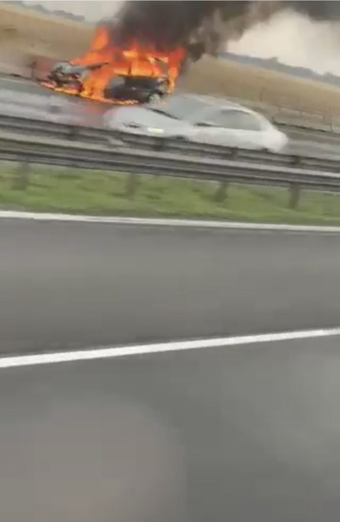 PRÁVE TERAZ: Na diaľnici medzi Nitrou a Trnavou horí osobné auto (VIDEO)