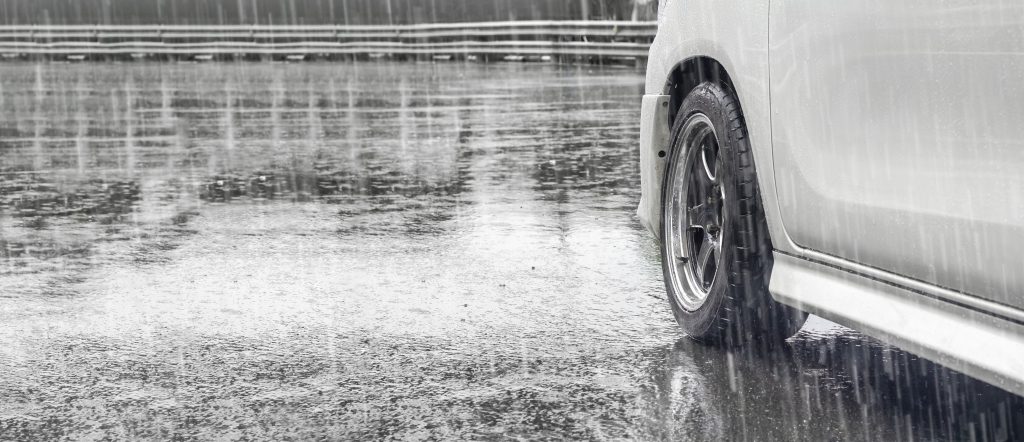 Auto: K aquaplaningu môže dôjsť pri vyššej rýchlosti bez predošlého varovania