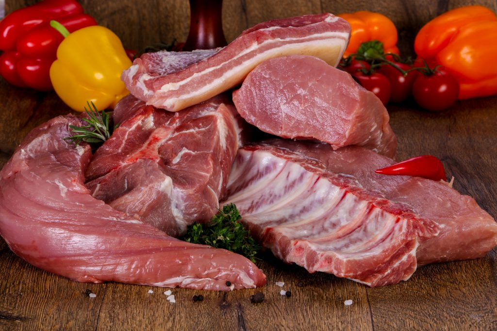 Salmonelóza sa najčastejšie prenáša zle tepelne upraveným mäsom