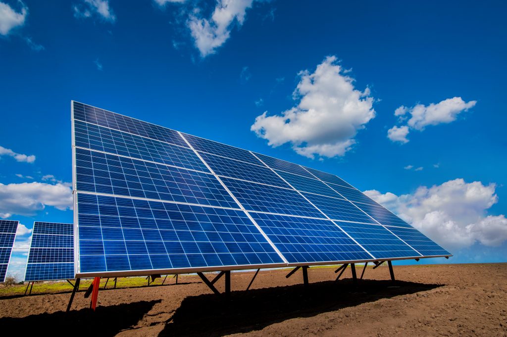 Nekontrolované budovanie solárnych zariadení môže preťažiť rakúsku sieť