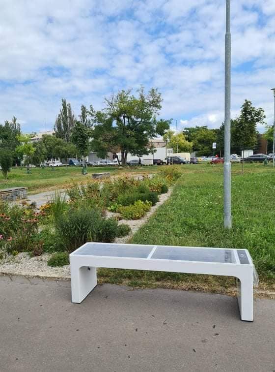 Nové Zámky: V meste pribudli nové solárne lavičky s wifi