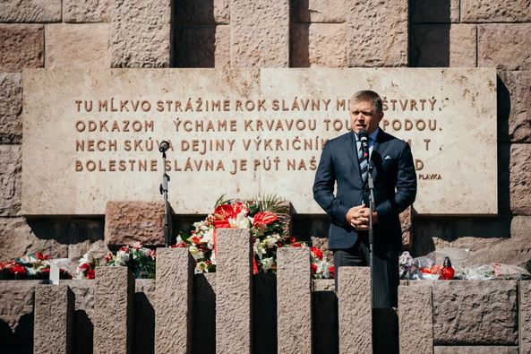 Robert Fico si takto pripomenul 77. výročie Slovenského národného povstania (foto)