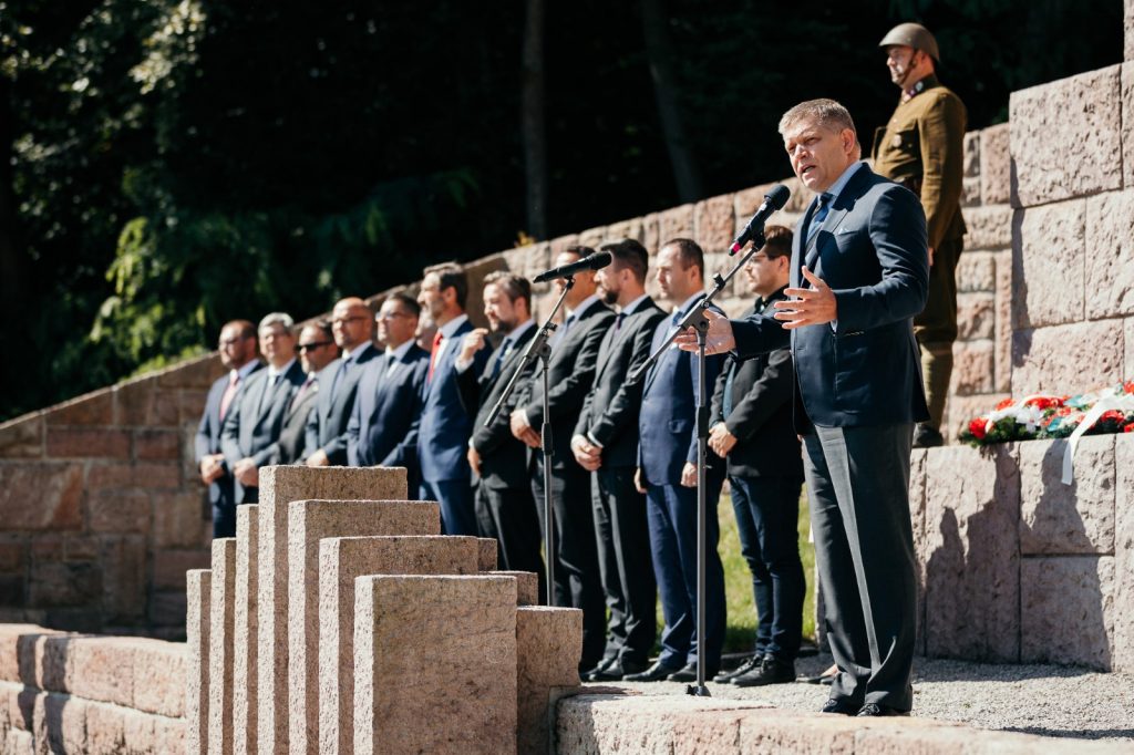 Robert Fico si takto pripomenul 77. výročie Slovenského národného povstania (foto)