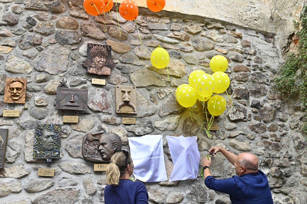 Kremnica: Do uličky slávnych nosov pribudol reliéf Mariána Geišberga