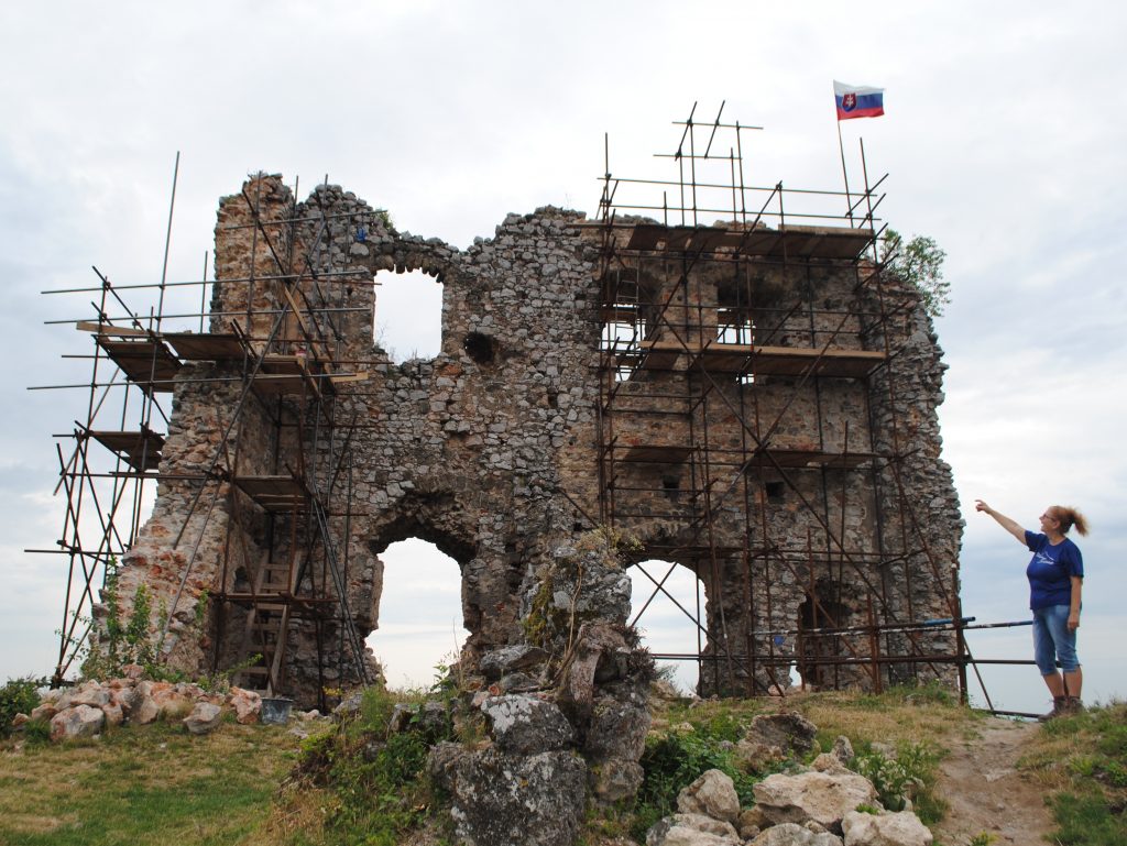 Občianske združenie obnovuje Turniansky hrad, s materiálom pomáhajú aj turisti
