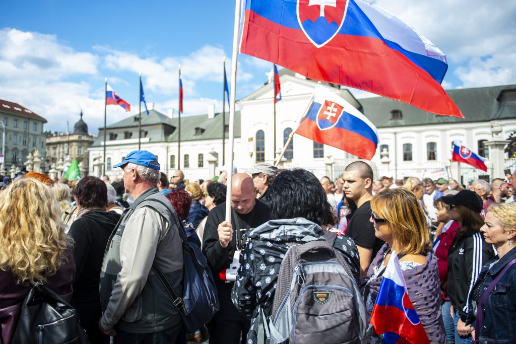 Bratislava: Ľudia protestujú proti vláde, členom parlamentu, prezidentke aj očkovaniu