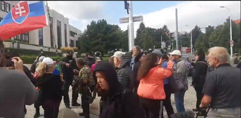 V Bratislave sa začali viaceré protesty, polícia už riešila incident pred NR SR
