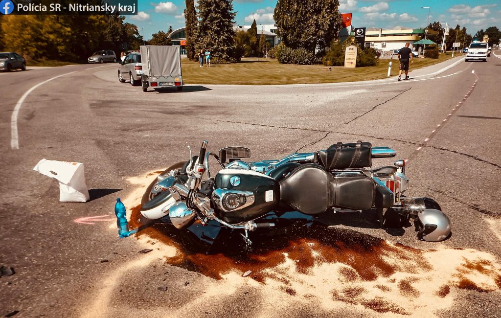 Vážna dopravná NEHODA: Zranený motorkár a jeho spolujazdkyňa, vinník im nedal prednosť