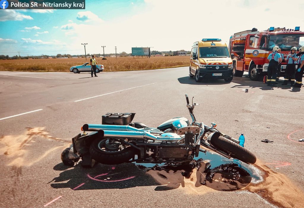 Vážna dopravná NEHODA: Zranený motorkár a jeho spolujazdkyňa, vinník im nedal prednosť