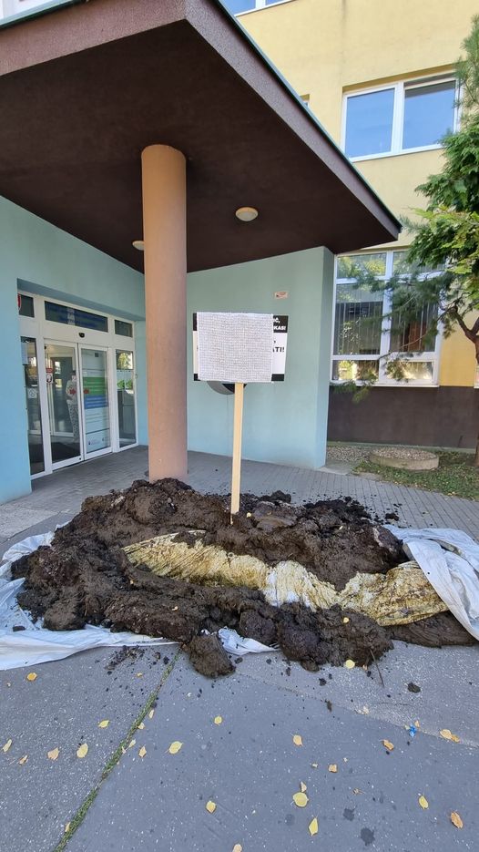 Pred Mikasov úrad niekto vysypal kopu hnoja, polícia to už vyšetruje