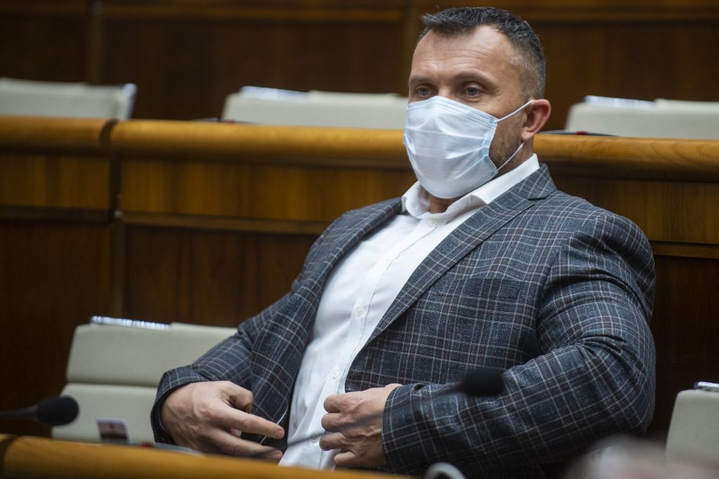 Miroslav Suja sa má v pléne ospravedlniť za výroky J. Benčíkovi, rozhodol výbor