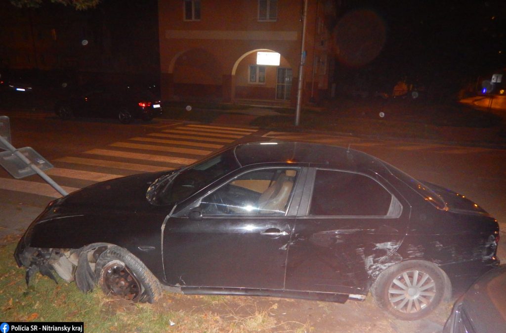 Komárno: Jazdec bez vodičáku zdemoloval auto