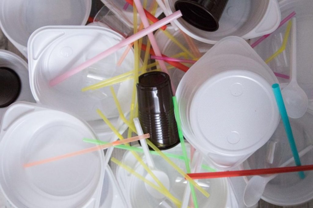 ZMOS oceňuje zavedenie zákazu používania jednorazových plastov a zálohovanie