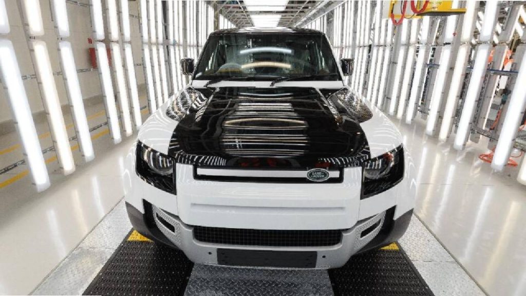 Jaguar Land Rover PRERUŠUJE dočasne prevádzku, ľudia dostanú čiastočnú mzdu