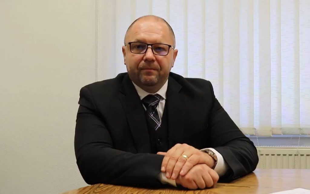 Trestne stíhaní vyšetrovatelia NAKA do práce ísť môžu a ja nie?! Hnevá sa advokát Martin Ribár (VIDEO)