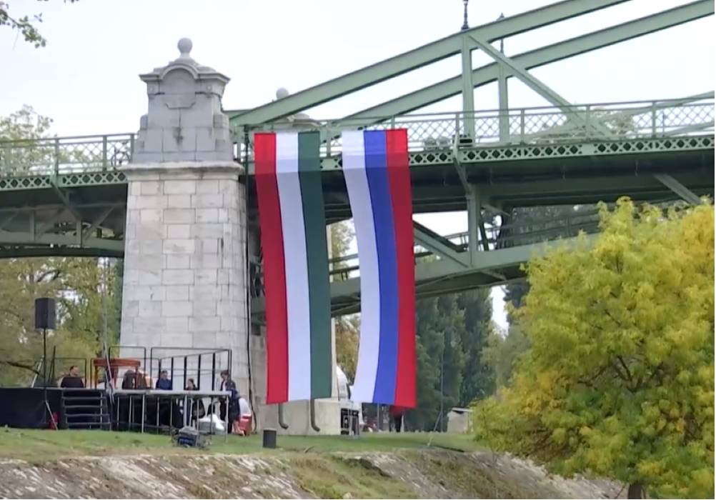 Maďari nám tu ukázali „z mosta do (s)prosta“. Namiesto slovenskej vyvesili zástavu - ruskú