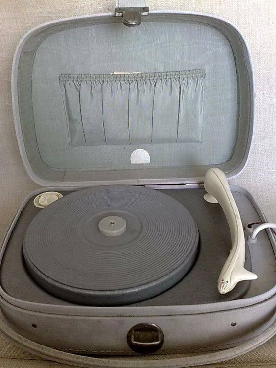 Pamätáte si ešte na gramofóny, magneťáky či walkmany? Veru, aj toto nám s poloprázdnymi obchodmi ponúkalo minulé storočie