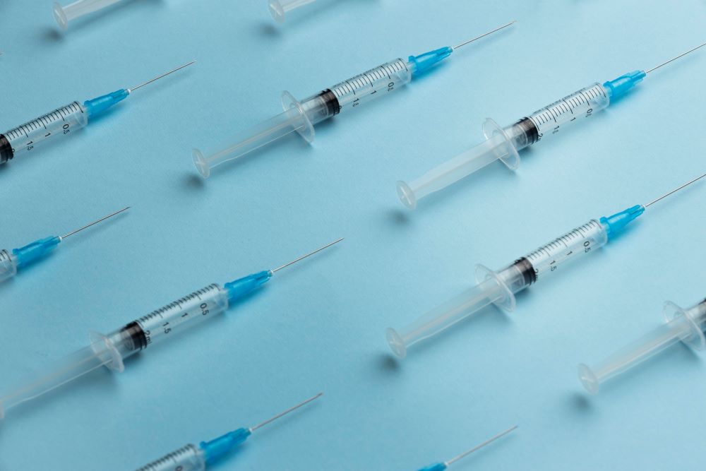 ŠUKL: V súvislosti s očkovaním eviduje úrad sedem úmrtí, nežiaducich účinkov sú tisíce