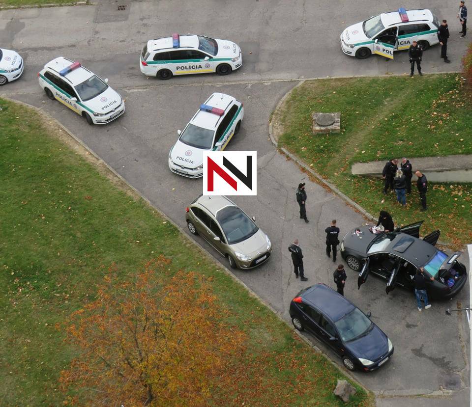 Naháňačka v Nitre: Posádka skončila v CPZ, vyhadzovala z auta DROGY