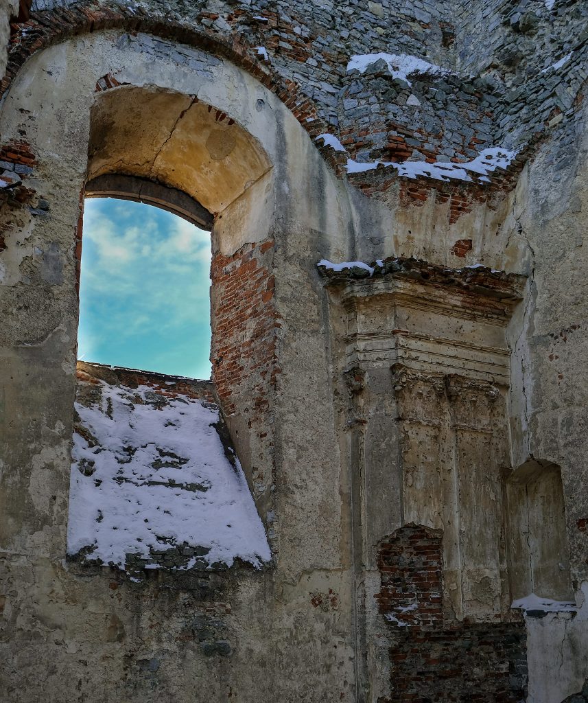 Hrad Gýmeš a kaštieľ v Jelenci vo veterný zimný deň