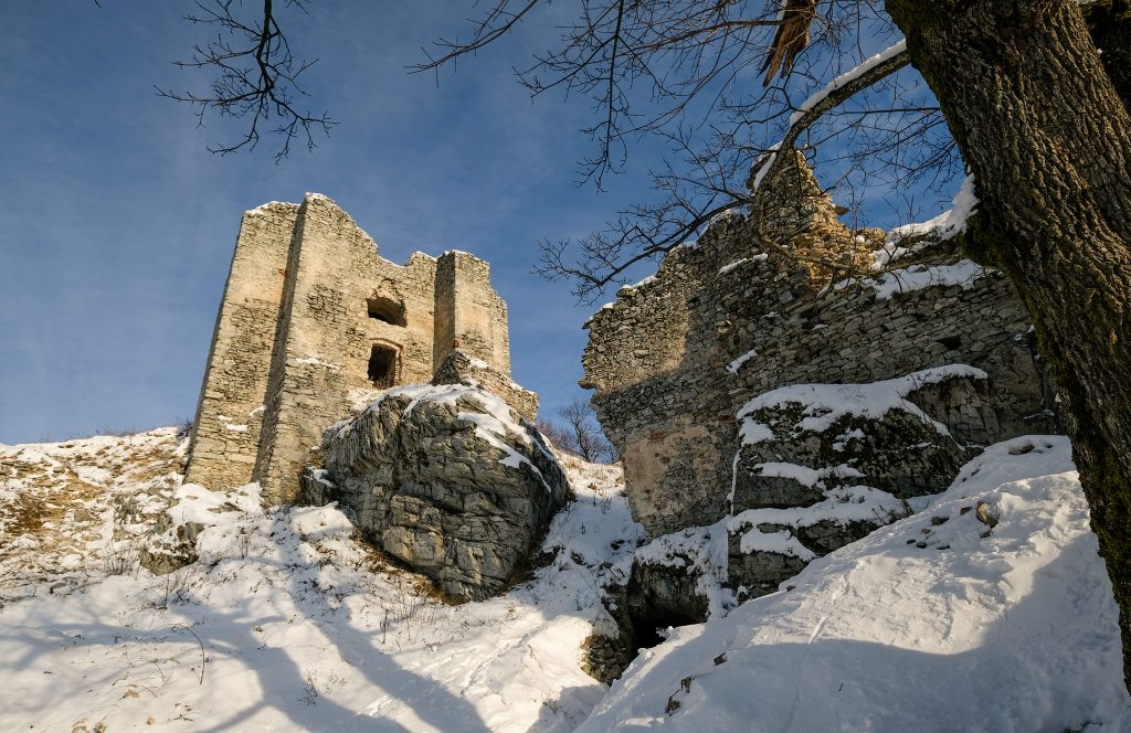 Hrad Gýmeš a kaštieľ v Jelenci vo veterný zimný deň