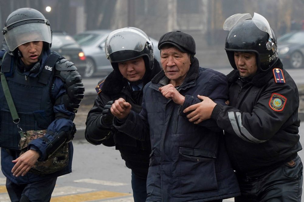 Polícia v kazašskom meste Alma-Ata v noci na štvrtok zabila desiatky demonštrantov, protesty proti zvyšovaniu ceny LPG