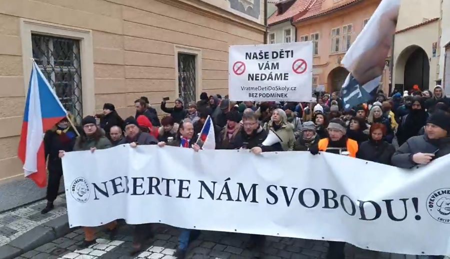 Kým Slováci spia, Česi opäť protestovali proti povinnému očkovaniu. Pred davom dokonca vystúpili aj nespokojní policajti! (VIDEÁ)
