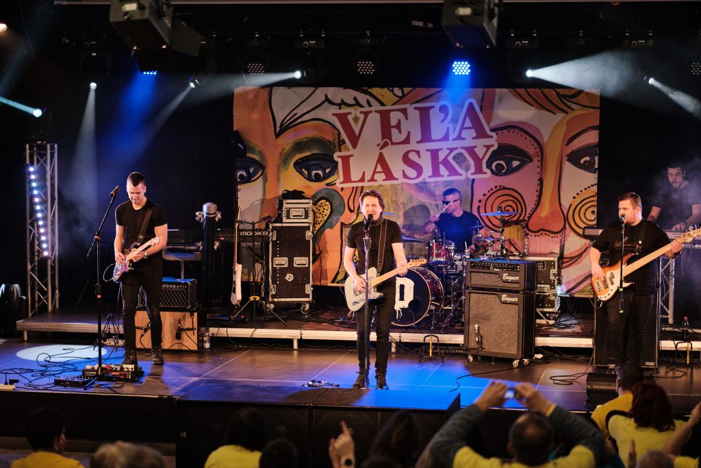 Benefičné podujatie Veľa lásky rozospievali slovenské rockové esá