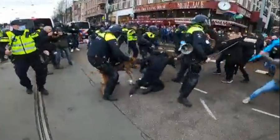 V Amsterdame sa protestovalo proti pandemickým opatreniam (video)