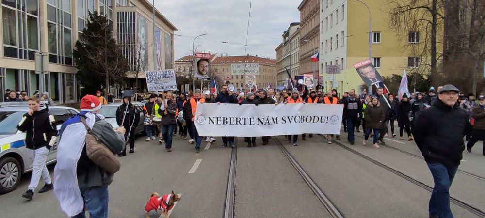Tisíce ľudí v Prahe demonštrujú proti pandemickým opatreniam