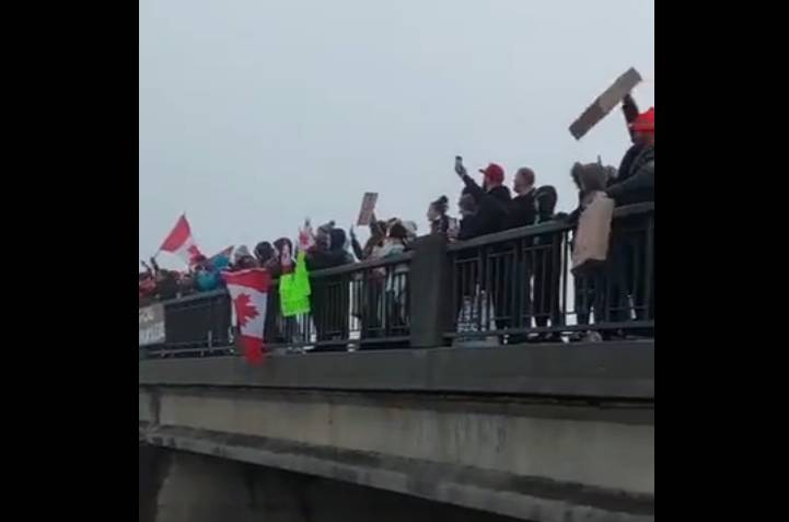 V Ottawe demonštrujú proti opatreniam, premiéra Trudeaua a jeho rodinu preventívne previezli na utajené miesto (video)