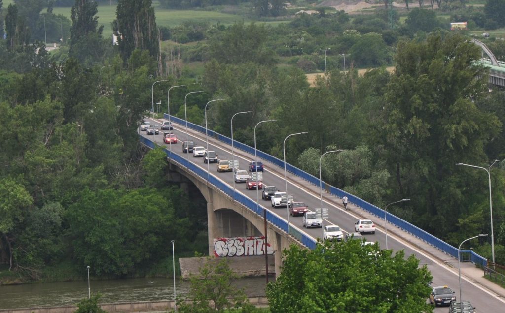 KONEČNE: Most v HLOHOVCI znova otvorili pre autá, od utorka aj pre autobusy