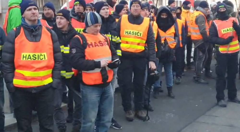 V Prahe demonštrovali HASIČI a POLICAJTI proti povinnému očkovaniu voči covidu (video)