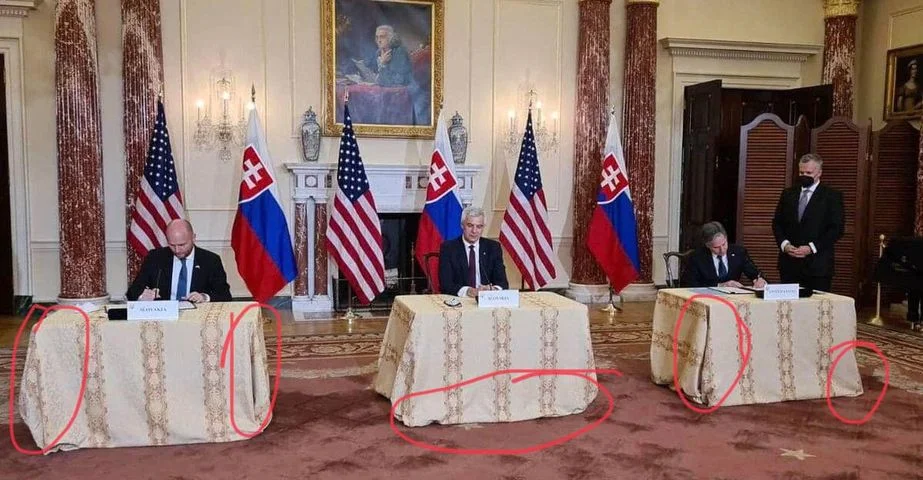 Úprava stolov v štýle Horná Dolná. Američania ukázali, kde majú našich dvoch ministrov. Aký pán, taký krám, ale až taká potupa...?
