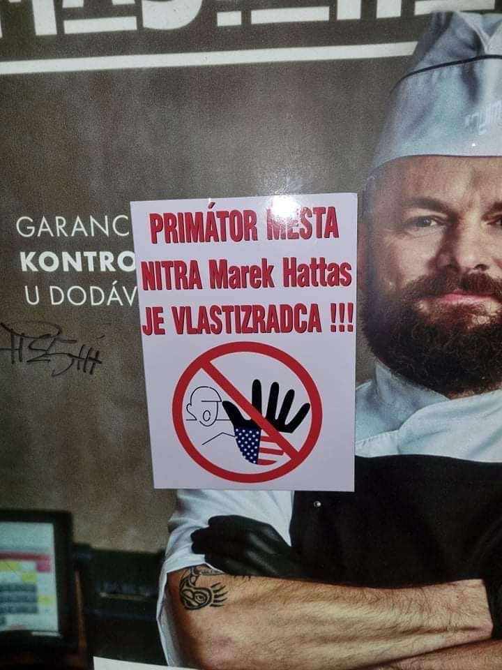 Po meste niekto vyvesil transparenty „Primátor mesta Nitra Marek Hattas, si vlastizradca!“. Pred rokom sa bál o život