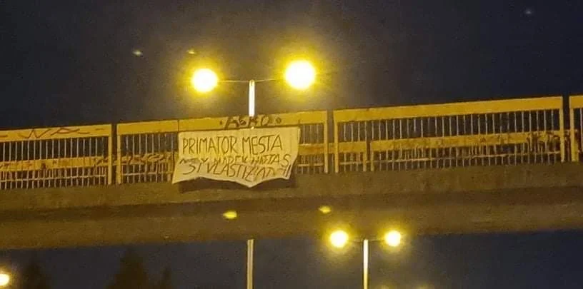 Po meste niekto vyvesil transparenty „Primátor mesta Nitra Marek Hattas, si vlastizradca!“. Pred rokom sa bál o život