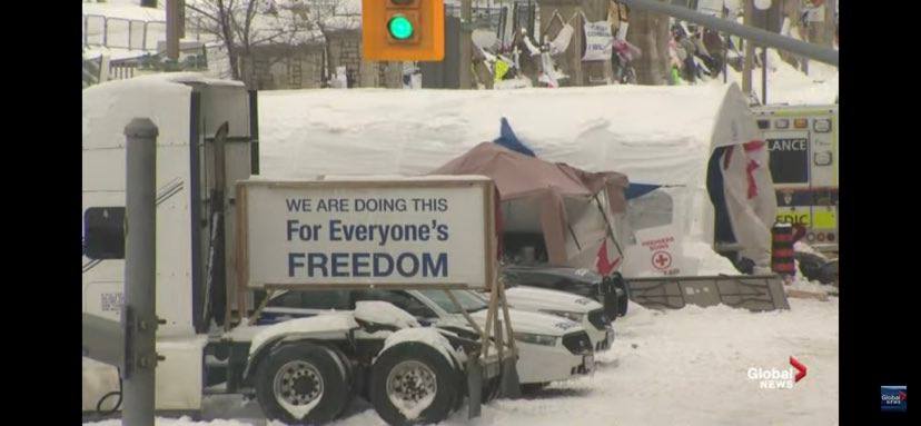 Kanadskí policajti zasiahli v sobotu voči protestujúcim kamionistom blokujúcim ulicu pred parlamentom!