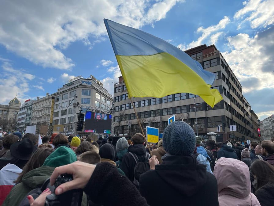 Tisíce ľudí sa zišli v Prahe na podporu Ukrajiny, sú medzi nimi aj rodáci z Nitry (foto)
